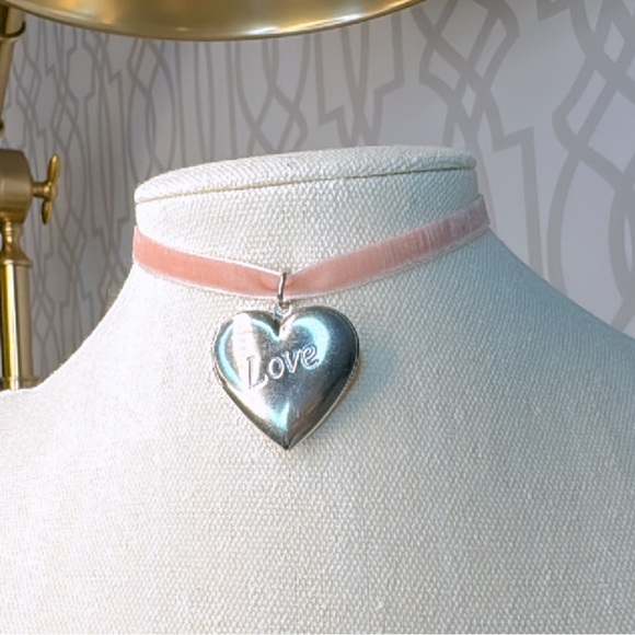 Large vintage love 🤍 locket on dusty pink vintage velvet ribbon - Picture 2 of 7